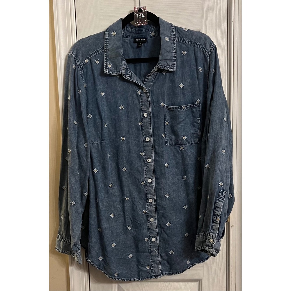 Torrid Womens Plus Size 2 Chambray Denim Daisy Embroidered Button Down Shirt